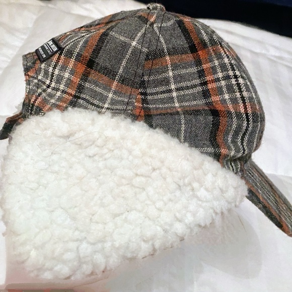 San Francisco Giants adjustable hat with ear warmers that snap under your chin - Picture 6 of 6